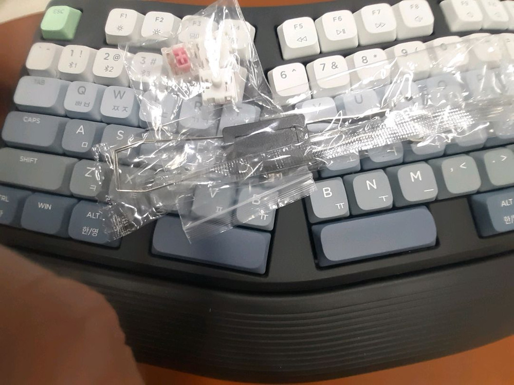 지클릭커 EK700 로우프로파일 인체공학 저소음 기계식 키보드 이미지