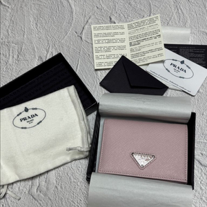 프라다 단종 사피아노 트라이앵글 반지갑 알라바스터(베이비핑크) 이미지