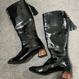 세라 에나멜 태슬 롱부츠 이미지