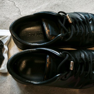 남성 가죽 스니커즈 이미지