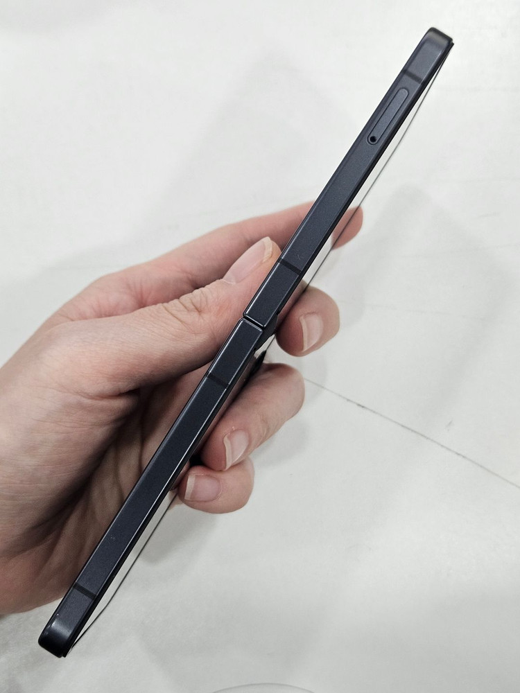 갤럭시Z플립7 256GB 블랙 이미지