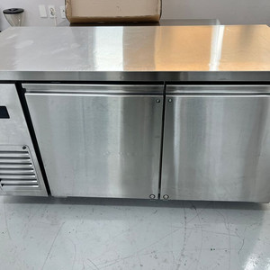 스키피오 간냉식 테이블냉장냉동고 1500 간냉식 올스텐 업소용 카페 반반 냉장고 냉동고 중고 이미지