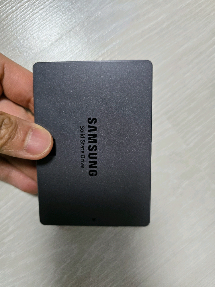 삼성, 인텔 ssd 2개 , 2.5인치 c타입 외장케이스 1개 일괄 판매합니다 이미지