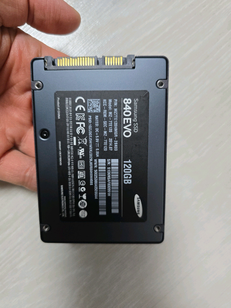 삼성, 인텔 ssd 2개 , 2.5인치 c타입 외장케이스 1개 일괄 판매합니다 이미지