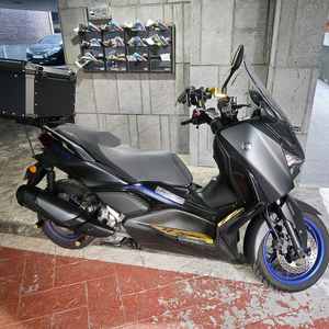 25년식 xmax300 2300km 신품급 팝니다 이미지