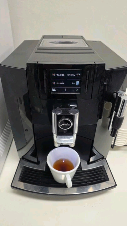 유라 E7 커피머신 이미지