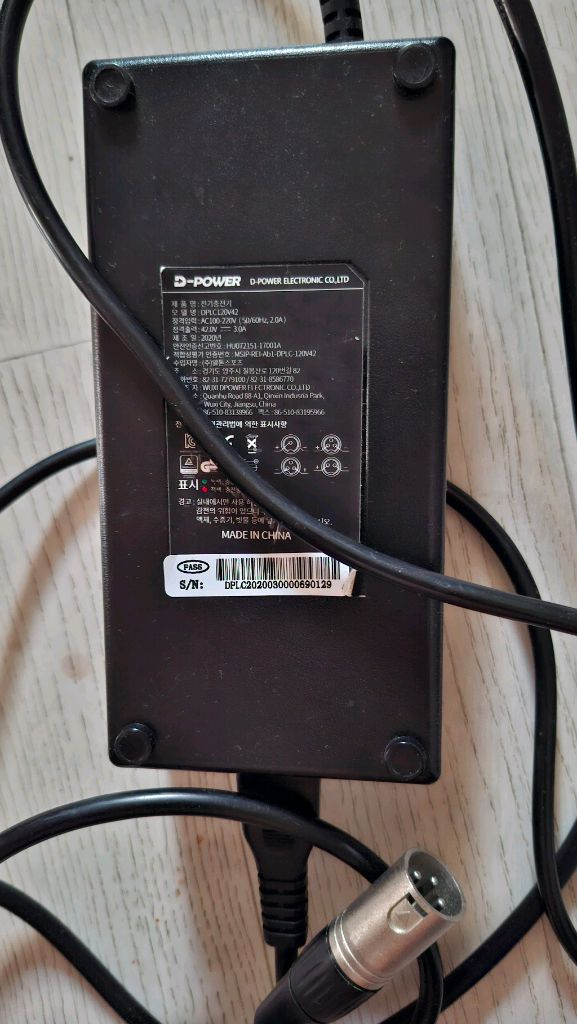 알톤전기자전거 배터리 10암페어 완충시 41.7v 2개 41.6v 1개전기자전거 충전기 각20만원 충전기는 4만원 이미지