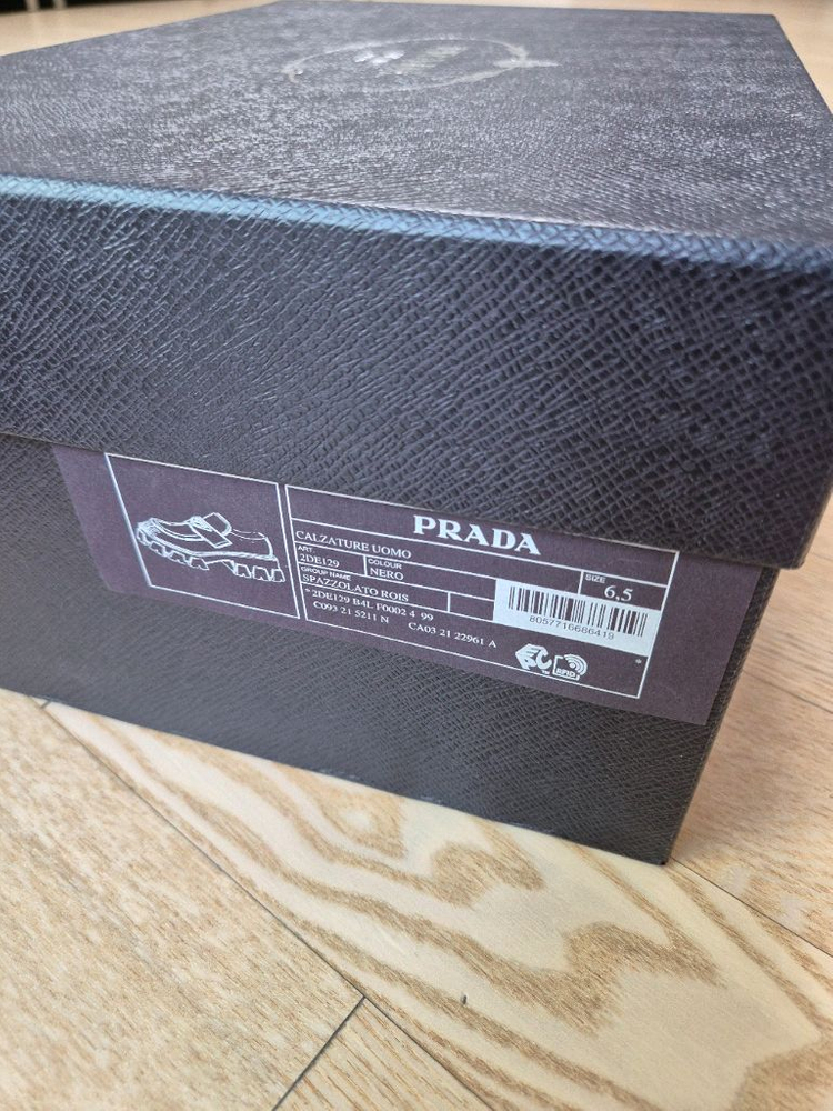 프라다 모놀리스 브러시드 가죽 로퍼 판매합니다 이미지
