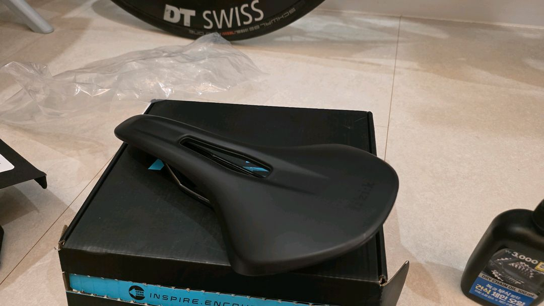 [입문 최고] 리파인드8 옥타 울테그라 12단 di2 (M 사이즈) 화이트 풀카본 로드 자전거 이미지