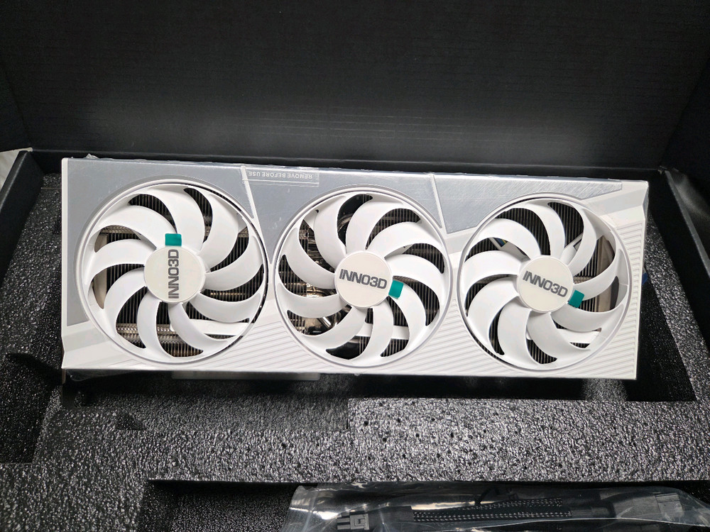 INNO3D 지포스 RTX 5080 D7 16GB X3 화이트 그래픽카드 이미지