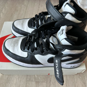 나이키 x 스투시 에어포스 1 07 미드 SP 블랙 앤 라이트 본 275 이미지