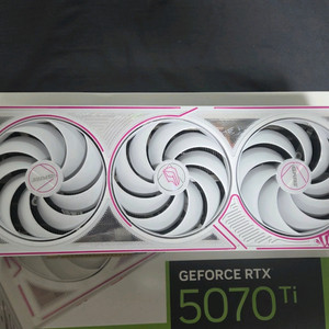 컬러풀 iGame 지포스 RTX 5070 Ti ULTRA OC White D7 16GB 그래픽카드 이미지
