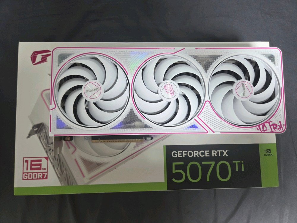 컬러풀 iGame 지포스 RTX 5070 Ti ULTRA OC White D7 16GB 그래픽카드 이미지