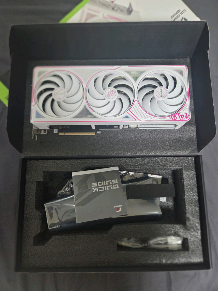 컬러풀 iGame 지포스 RTX 5070 Ti ULTRA OC White D7 16GB 그래픽카드 이미지