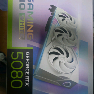 RTX 5080 게이밍 트리오 화이트 이미지