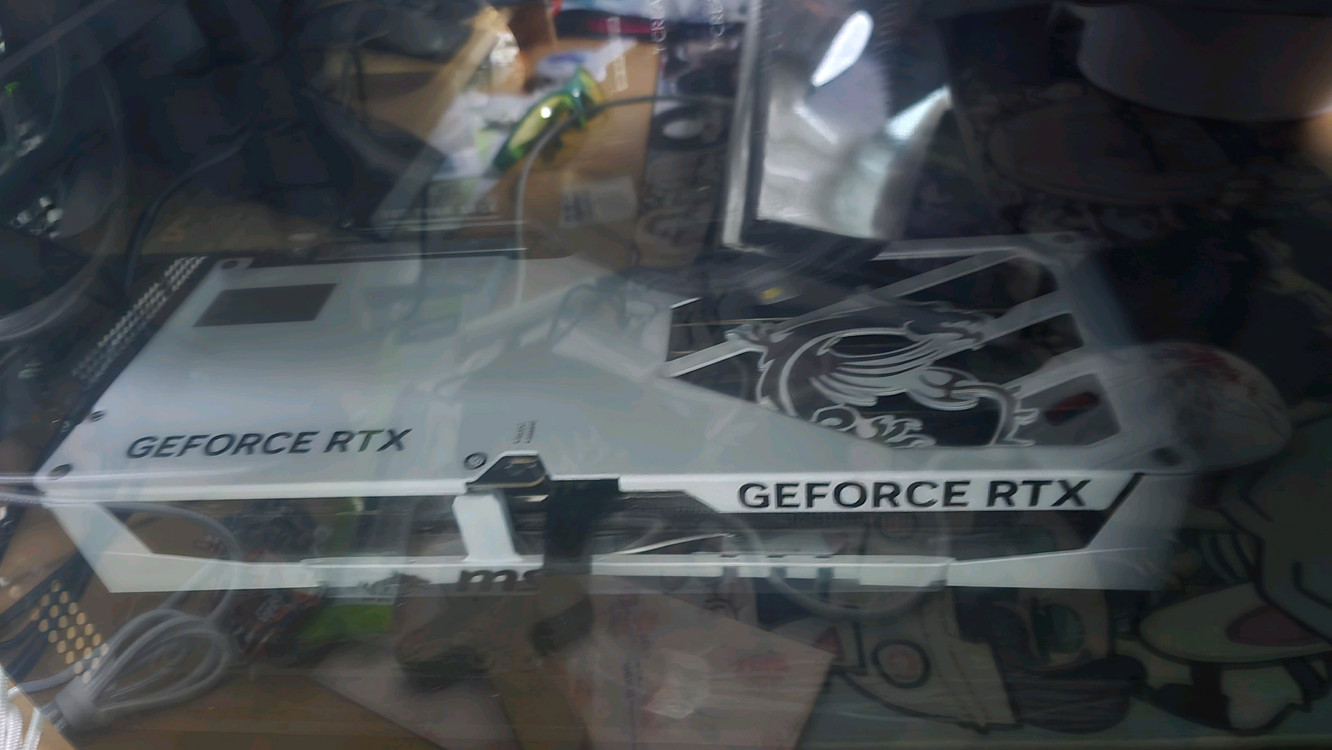 RTX 5080 게이밍 트리오 화이트 이미지