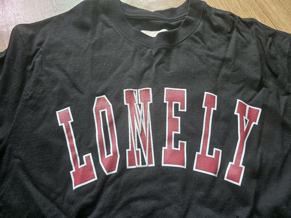 노앙 블랙 레드 반팔티 L 새제품 팝니다 이미지