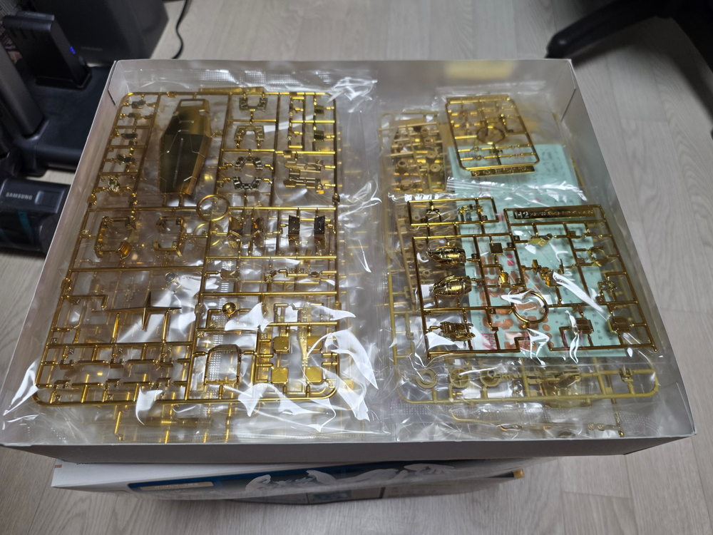 미개봉 건담 프라모델 4세트 팝니다. 이미지