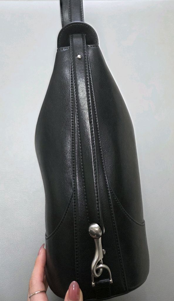 오스트카카 오르빗 버킷 숄더백 블랙 이미지