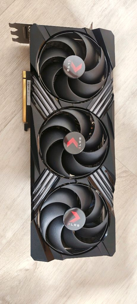 RTX 4080 SUPER 그래픽카드 이미지