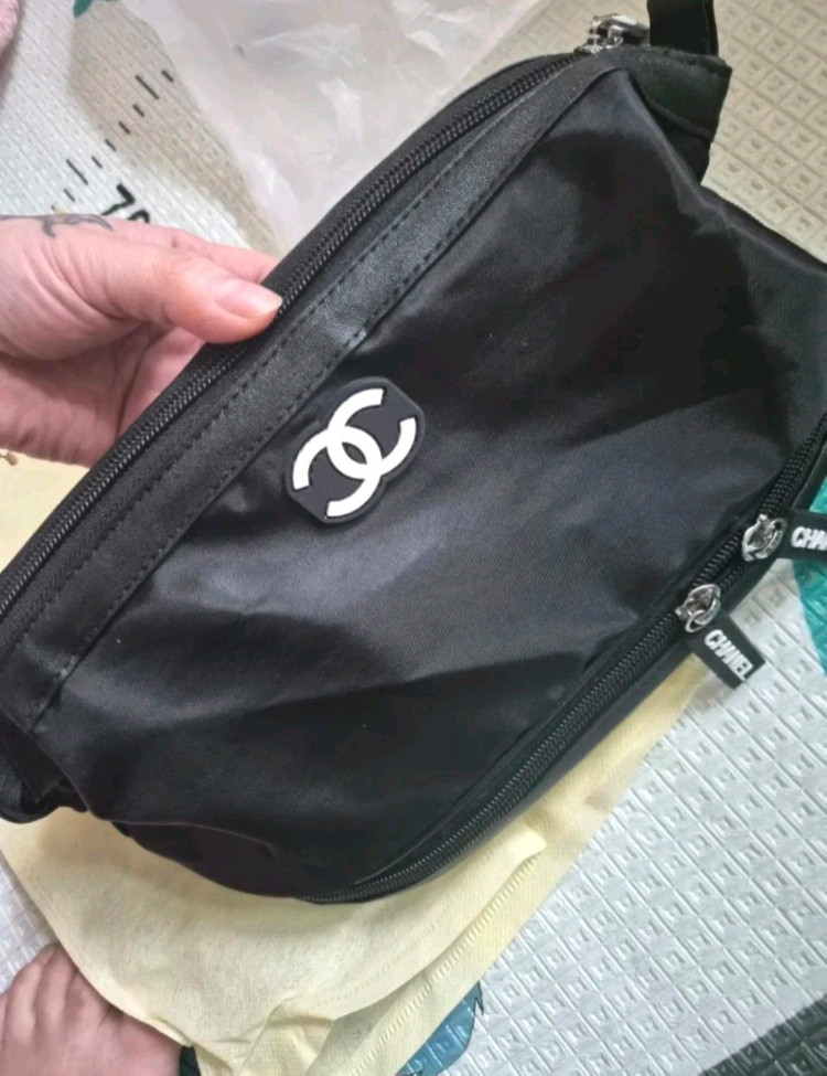 샤넬로고 블랙 파우치 이미지