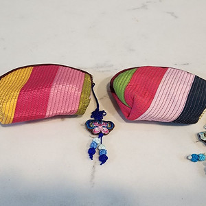 [동전지갑] 한국 전통미를 담은 색동 누비 동전지갑과 나비 자수 매듭 노리개 이미지