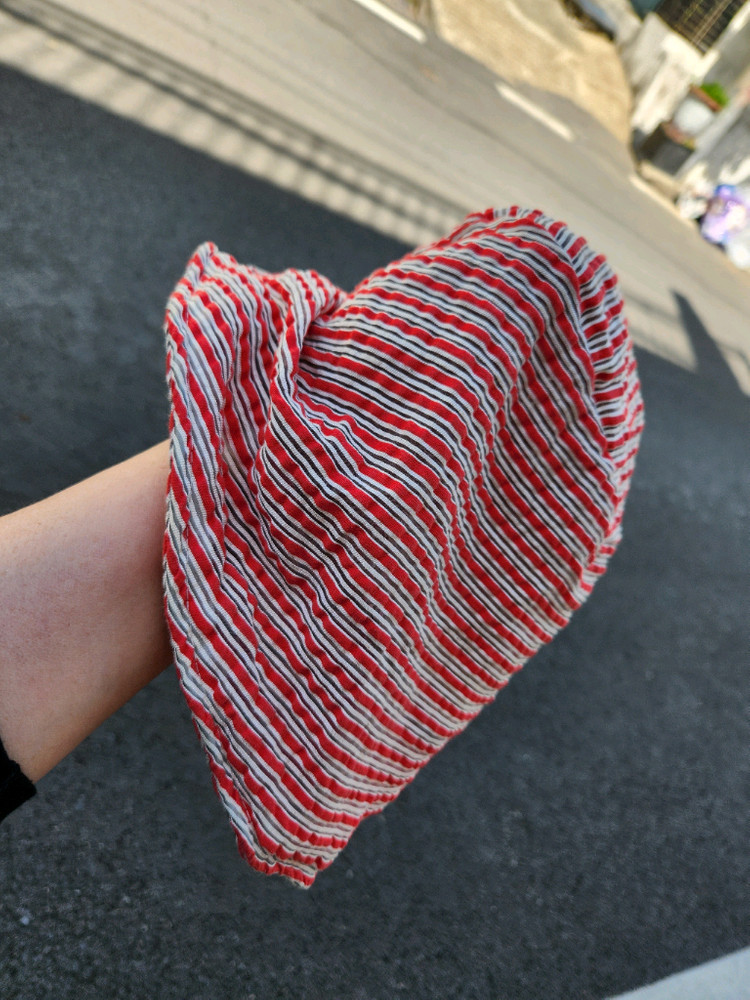 시원한 줄무늬 주름 벙거지 모자 이미지