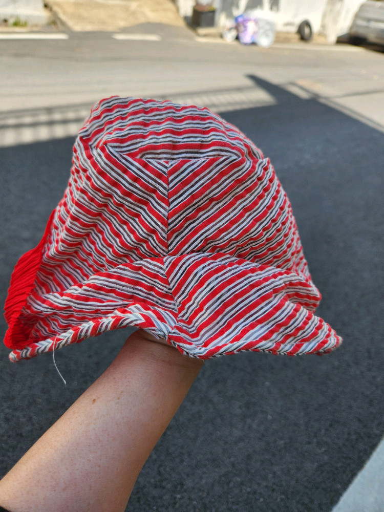 시원한 줄무늬 주름 벙거지 모자 이미지