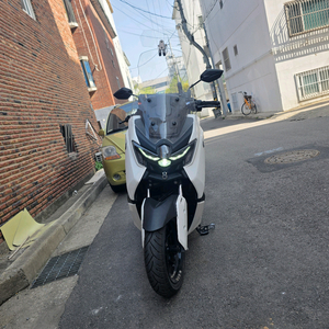25년식 nmax125 엔맥스125 출퇴근용 1500km 배달풀셋팅 팝니다 이미지