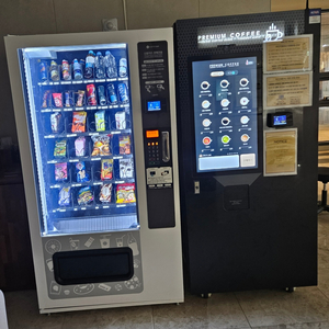 커피와 음료용 자판기 세트 총 2대 1대 각각, 일괄 협의 가능합니다. 이미지