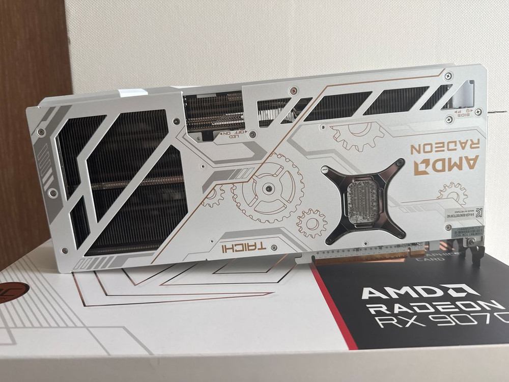 RX 9070 XT 타이치 화이트 이미지