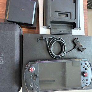 GPD win5 395 32gb/2tb + 케이스 + 추가 배터리 + 배터리커버(고무) + 배터리 독 판매합니다. 이미지
