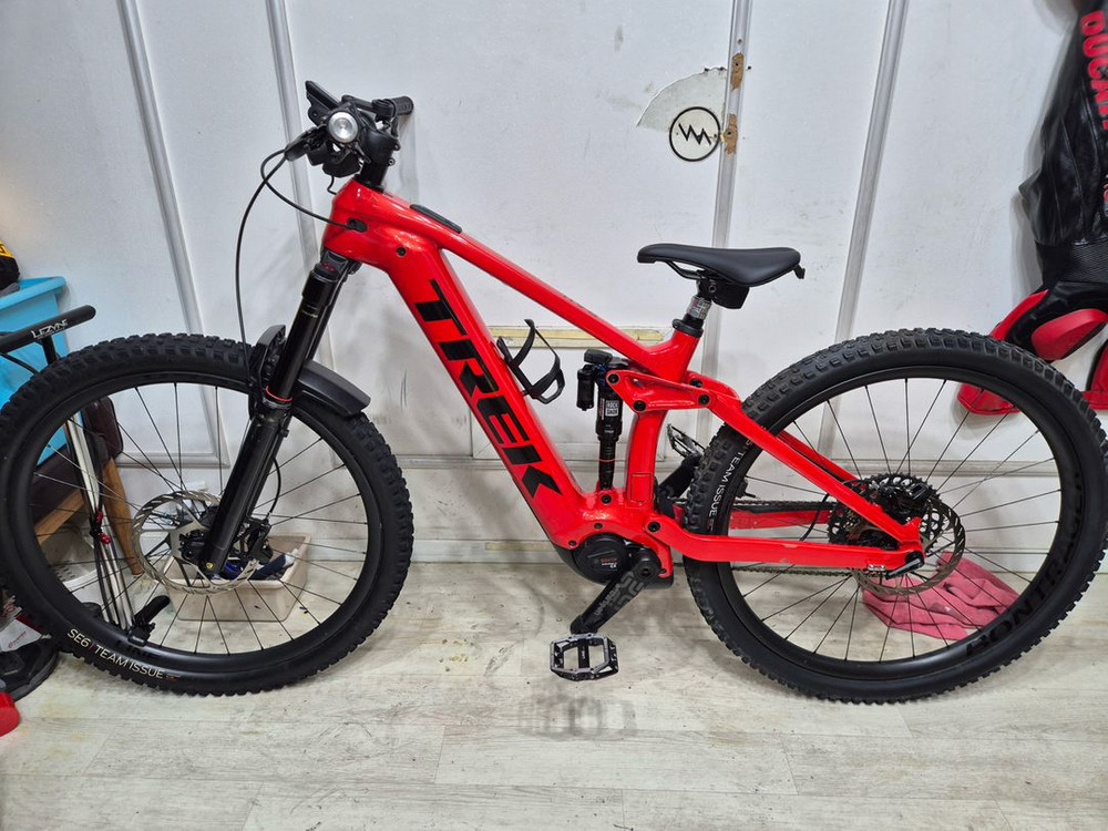 2023년 트랙 9.9최상급 풀카본 자전거 신차가격 1680만원 전기엠티비 자전거 이미지