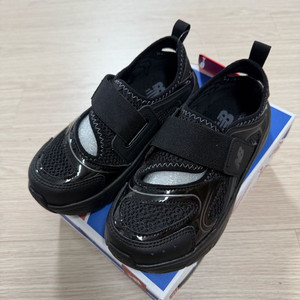 뉴발란스키즈 프리들x 샌들 블랙 210 이미지