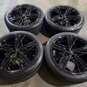 제네시스 GV80쿠페 22인치 블랙 휠타이어 이미지