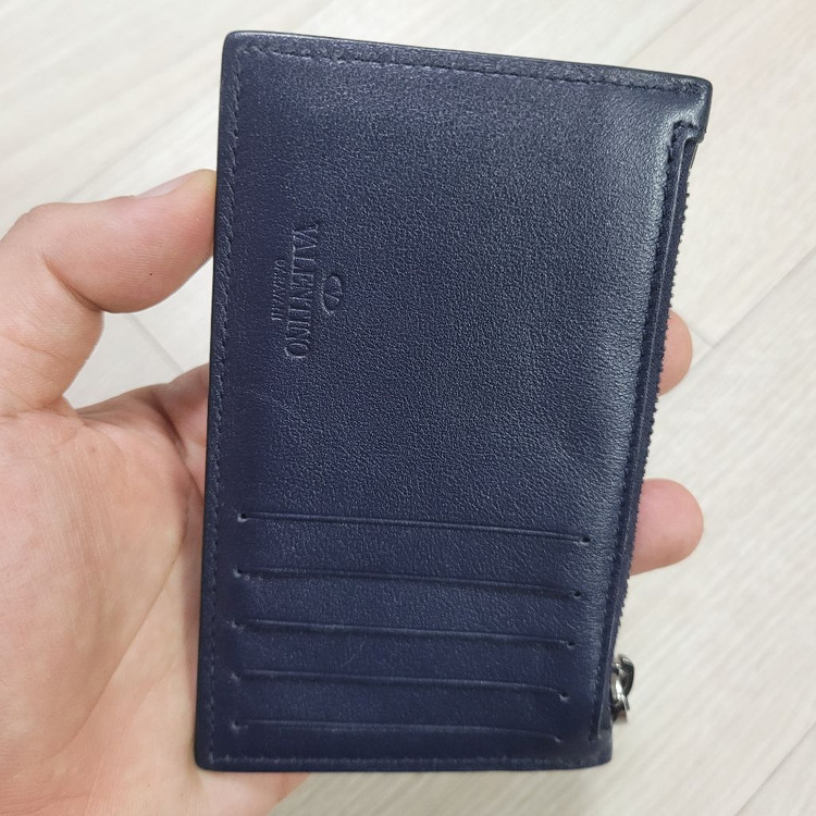 네이비 색상의 발렌티노 락스터드 카드지갑 이미지