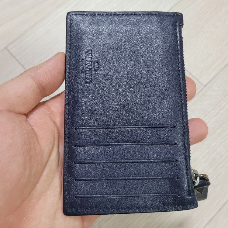 네이비 색상의 발렌티노 락스터드 카드지갑 이미지