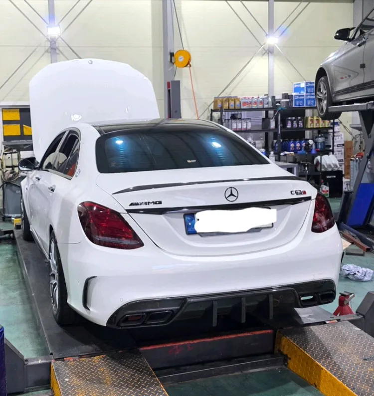 W205 C63AMG 세단 순정 카본스포일러 이미지