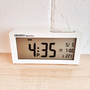 오리엔트 디지털 탁상시계 이미지