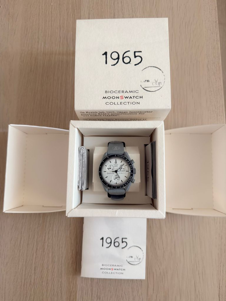 오메가 스와치 문스와치 3종 (Moon / Pluto / Earth) 이미지