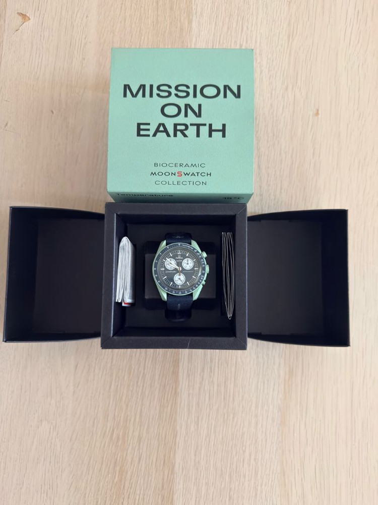 오메가 스와치 문스와치 3종 (Moon / Pluto / Earth) 이미지