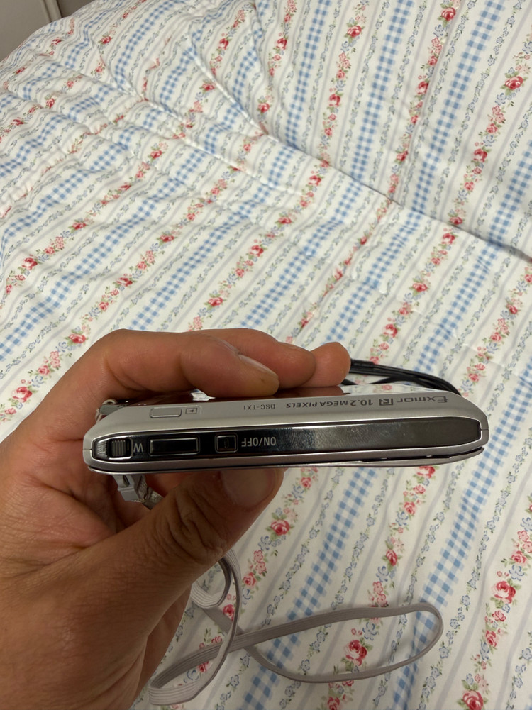 소니 사이버샷 DSC-TX1 실버 색상 이미지