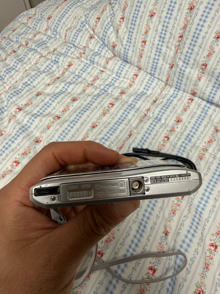 소니 사이버샷 DSC-TX1 실버 색상 이미지