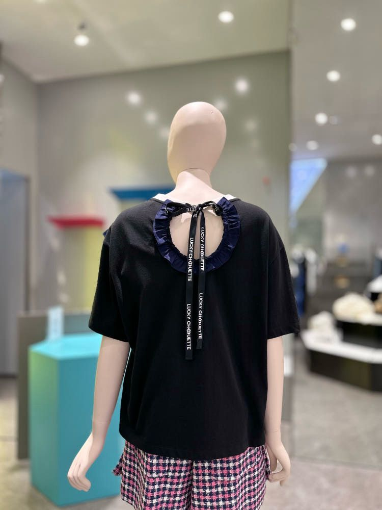 24년 럭키슈에뜨 백오픈 프릴 배색 반팔 티셔츠 리본 우븐 뒷트임 블랙 이미지
