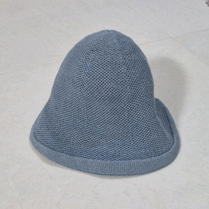 여성 하늘색 니트 벙거지 모자 이미지