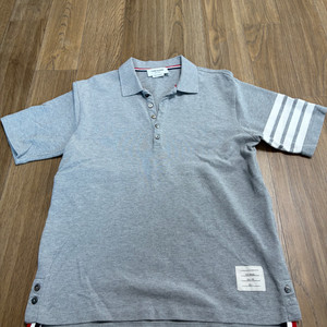 톰브라운 반팔카라티 이미지