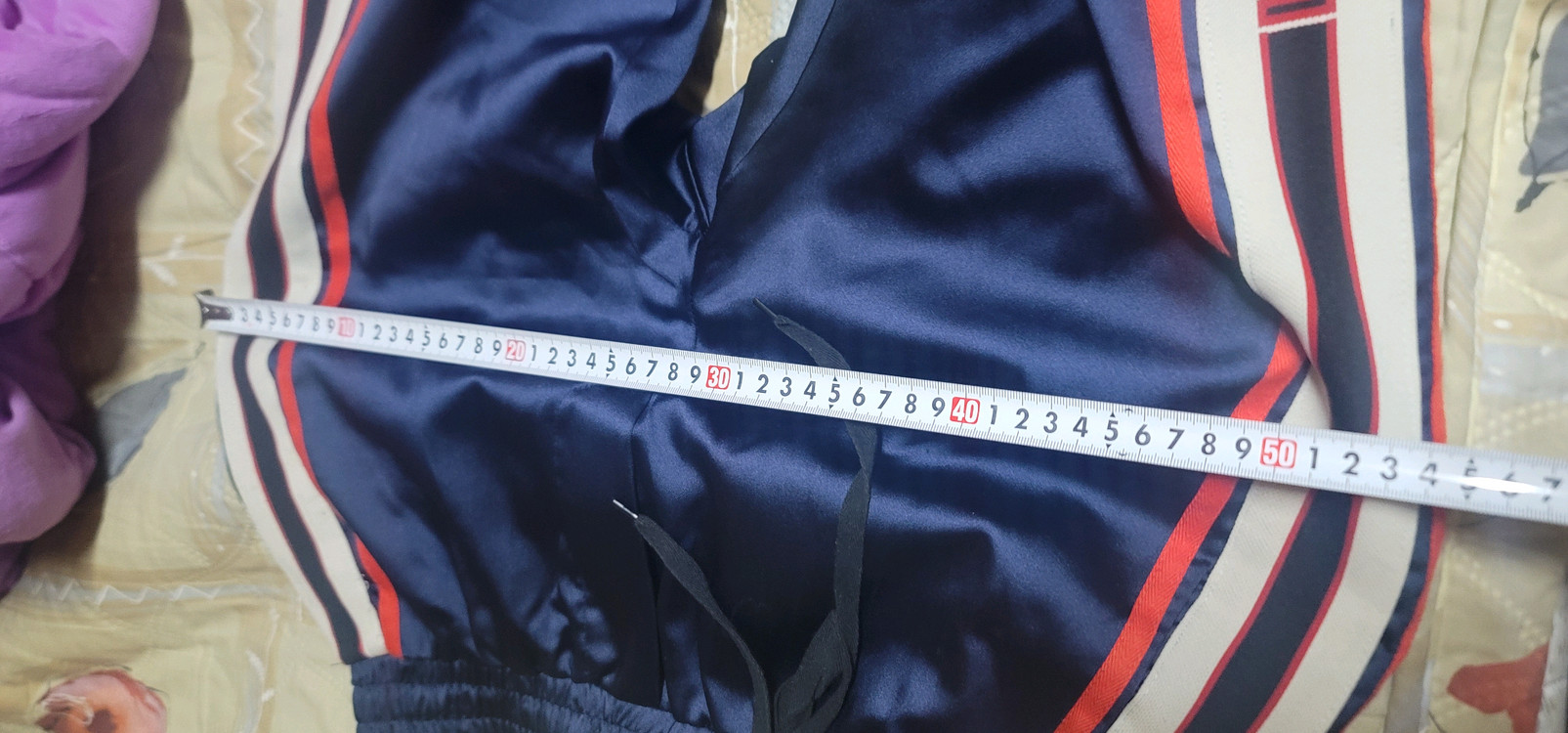 구찌 테크니컬 저지 조거 팬츠 (네이비)옷이 너무 많지만 오래전 지인에게 귀한 선물로 받은 구찌 저지 바지입니다. 이미지