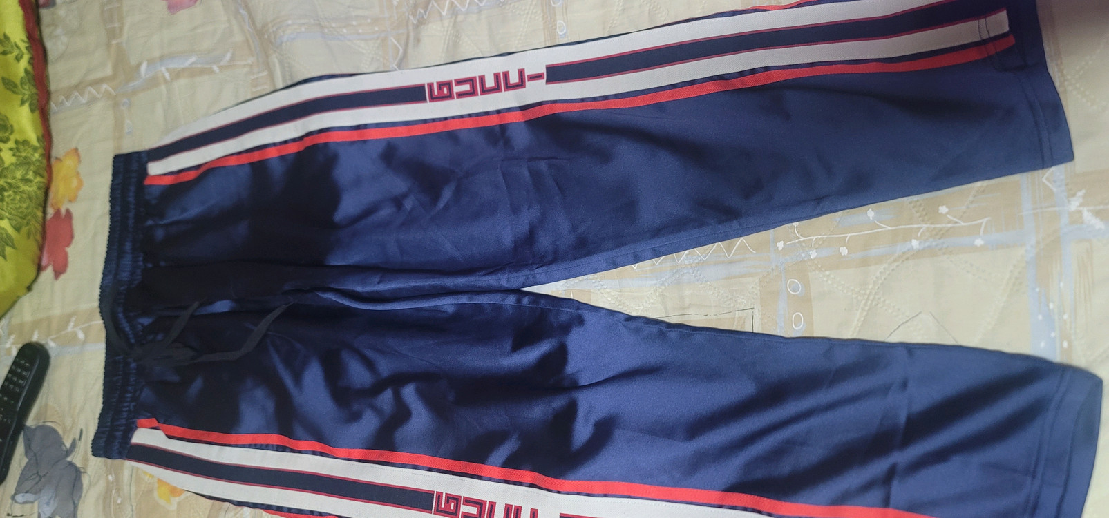 구찌 테크니컬 저지 조거 팬츠 (네이비)옷이 너무 많지만 오래전 지인에게 귀한 선물로 받은 구찌 저지 바지입니다. 이미지