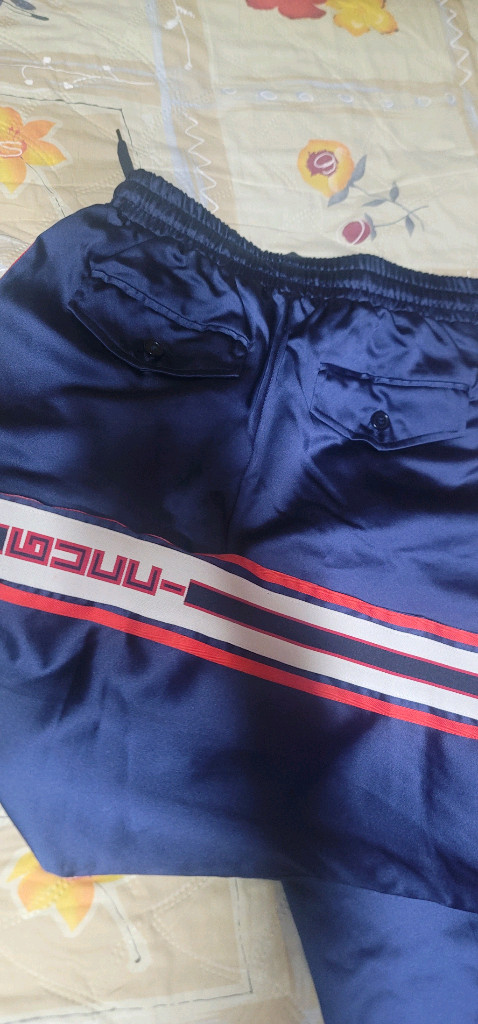 구찌 테크니컬 저지 조거 팬츠 (네이비)옷이 너무 많지만 오래전 지인에게 귀한 선물로 받은 구찌 저지 바지입니다. 이미지