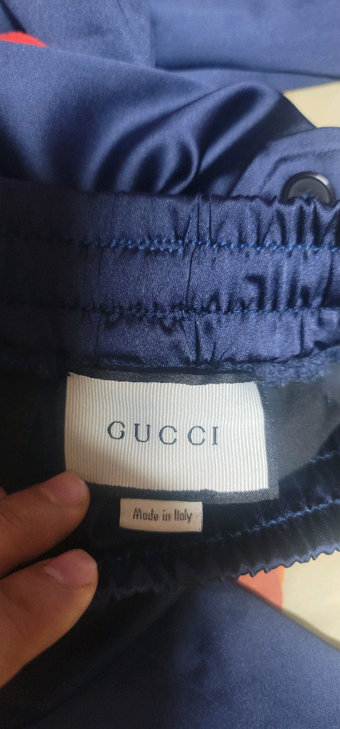 구찌 테크니컬 저지 조거 팬츠 (네이비)옷이 너무 많지만 오래전 지인에게 귀한 선물로 받은 구찌 저지 바지입니다. 이미지